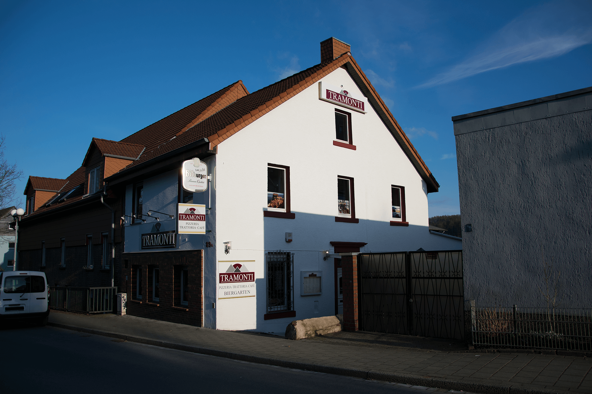 Außenansicht des Tramonti am Westender Weg mit Restaurantbeschilderung